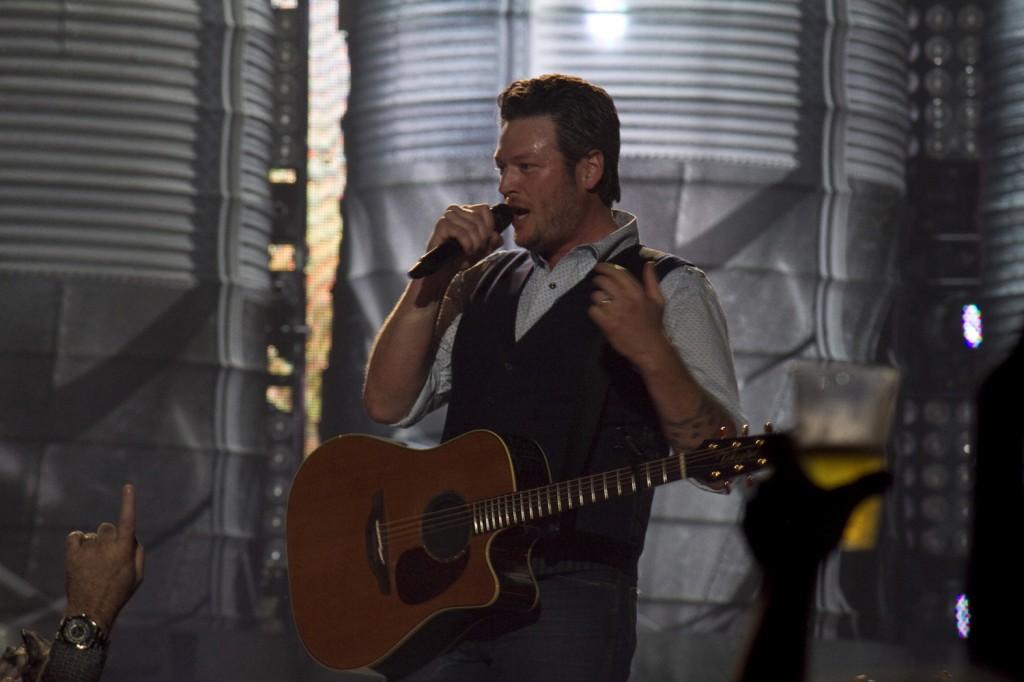 Blake+Shelton+pauses+to+speak+to+the+sold-out+audience+during+his+sold-out+performance+at+Sacramentos+Power+Balance+Pavilion+on+March+15.