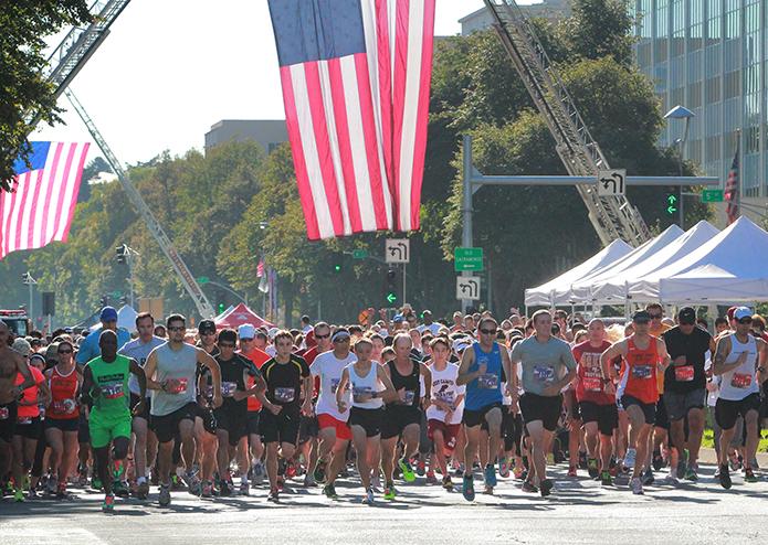 At+exactly+9%3A11+a.m.+after+the+national+anthem+and+a+moment+of+silence%2C+1%2C200+runners+began+the+race+on+Sunday%2C+Sept.+8.+%28Photo+by+Emily+K.+Rabasto%29