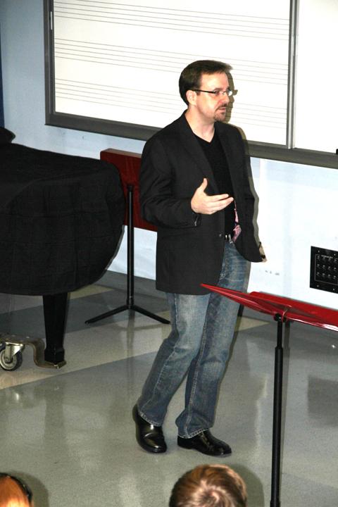 Prof. Eifersten lectures during his class. (Photo by Brandon Nelson)