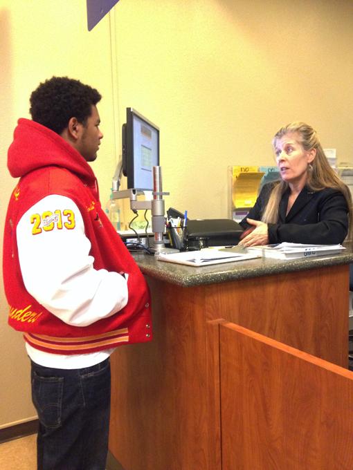  Counselor Jennifer Scalzi-Pesola helps ARC student with questions about spring registration. (Photo by Brandon Nelson)