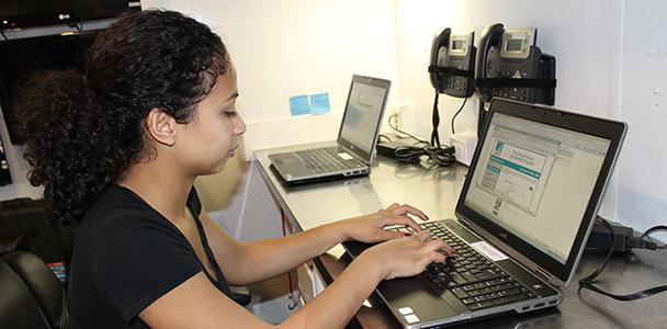 ARC student Amia Tisdale logs on the PG&E website to apply for their PG&E Bright MindsT Scholarship program.