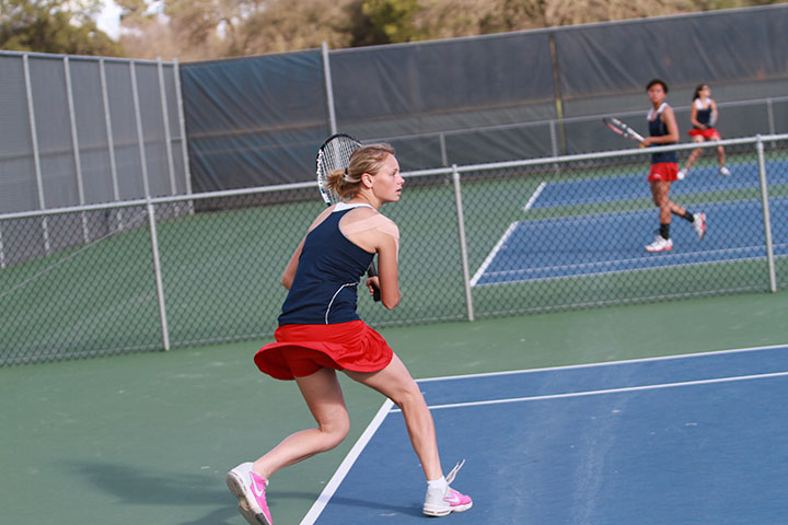 Men’s tennis wins 5-4, women’s lose 6-3