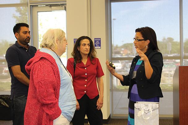 Melissa Fish, right, and students attending the event discuss future job opportunities and how LinkedIn could play a strategic part in job hunting.