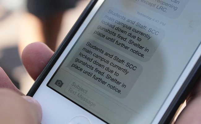 A Sacramento City College student’s phone shows a time-stamped message from the district’s emergency message system coming 40 minutes after the fatal shooting that occurred on campus began. Students, staff and faculty voiced concerns that the warning message was sent too late at the information sesssion held at the college the day after the fatal shooting. (Photo by Barbara Harvey)