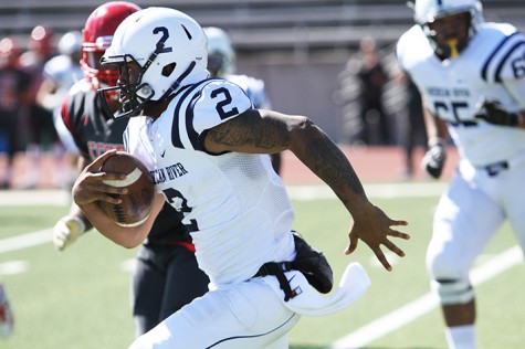 American River College quarterback Jihad Vercher runs the ball during ARC’s 20-17 win over City College of San Francisco on Sept. 26, 2015. Vercher threw for 280 yards and one touchdown and had 31 rushing yards. (Photo by Barbara Harvey)