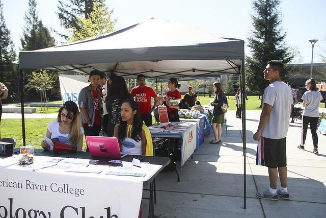 Students come to check out the clubs on display infront of the Student Center at American River College on March 17, 2016.  (Photo by Bailey Carpenter)