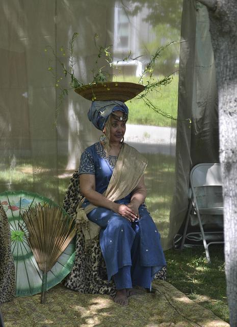 Shawarma Thrower poses as mother earth for students to draw during the Earth Day celebration on April 19. (photo by Sharriyona Platt)