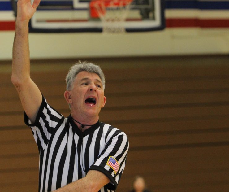 Referee for the ARC and SCC women’s basketball game holds his hand up. (photo gallery by Lidiya Grib)
