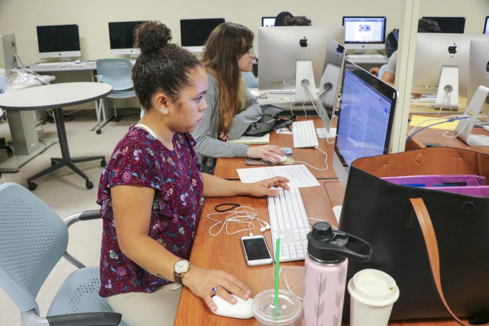 Co-managing editors Alexus Hurtado and Hannah Yates work on articles in the Current’s newsroom on Sept. 25, 2018. (Photo by Itzin Alpizar)