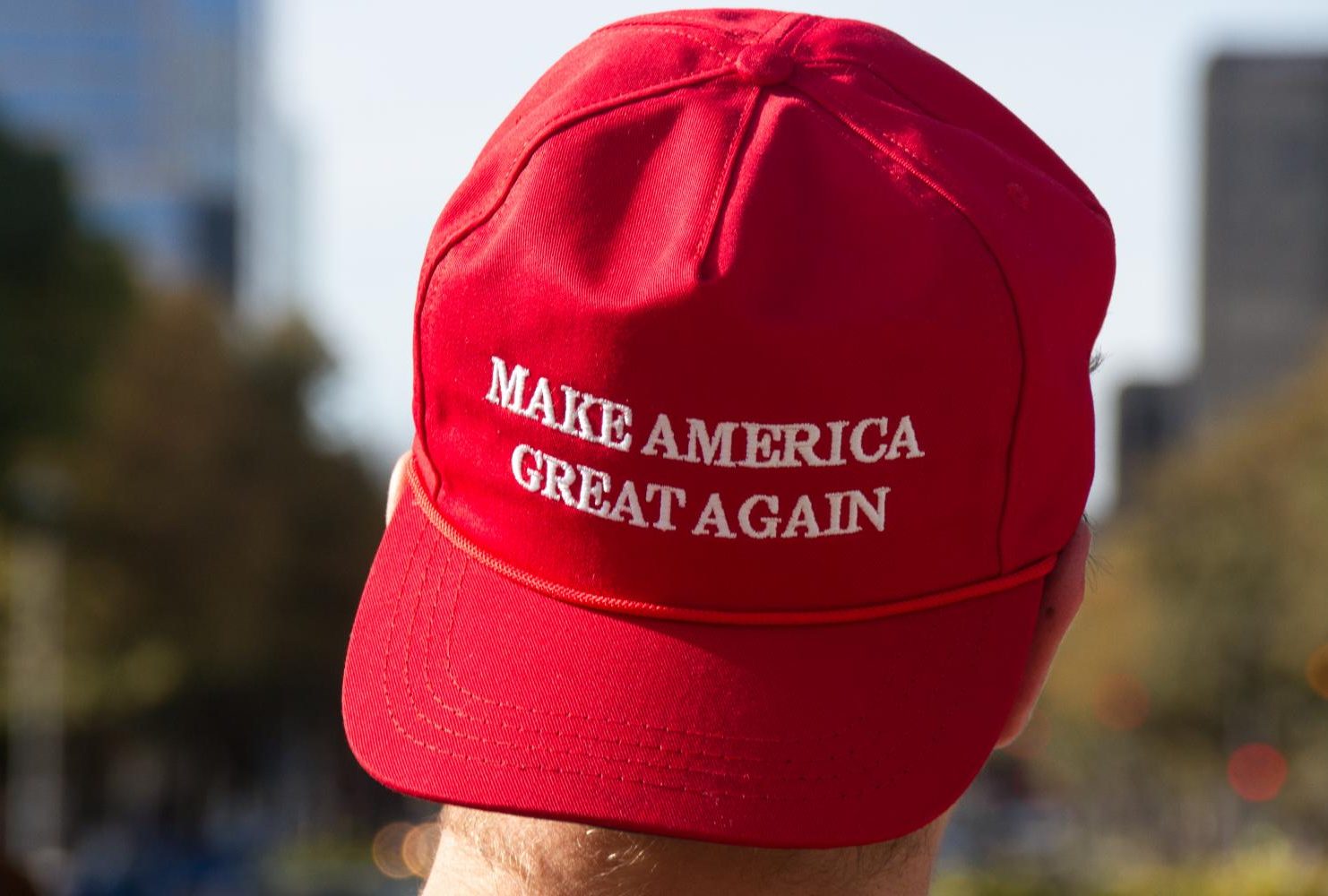 A demonstrator wearing a “Make America Great Again” hat at the “Turn California Red” conservative rally at the Sacramento State Capitol on Nov. 4, 2018. (Photo by Patrick Hyun Wilson)
