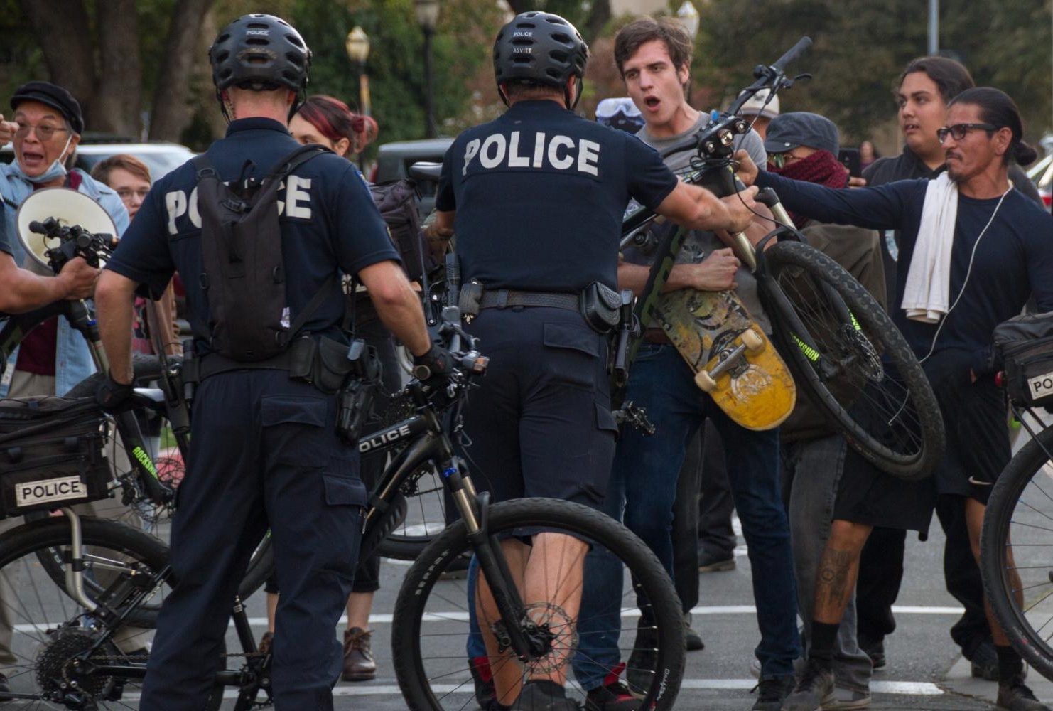 Sacramento Police use their bikes to push counter-protestors off the street during a “Turn California Red” conservative rally at the California State Capital on Nov. 4, 2018. (Photo by Patrick Hyun Wilson)