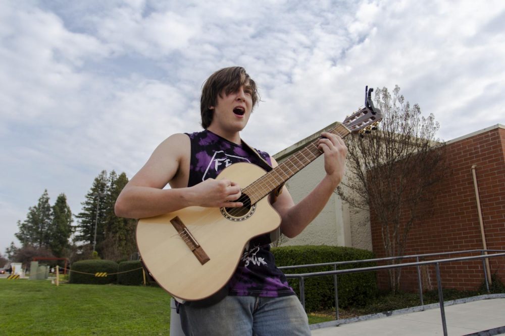 Charlie Mullennix, music major at American River College, performs “Welcome to Paradise” by Green Day in front of the Kinesiology & Athletics Building on Jan. 29, 2019. (Photo by Katia Esguerra)