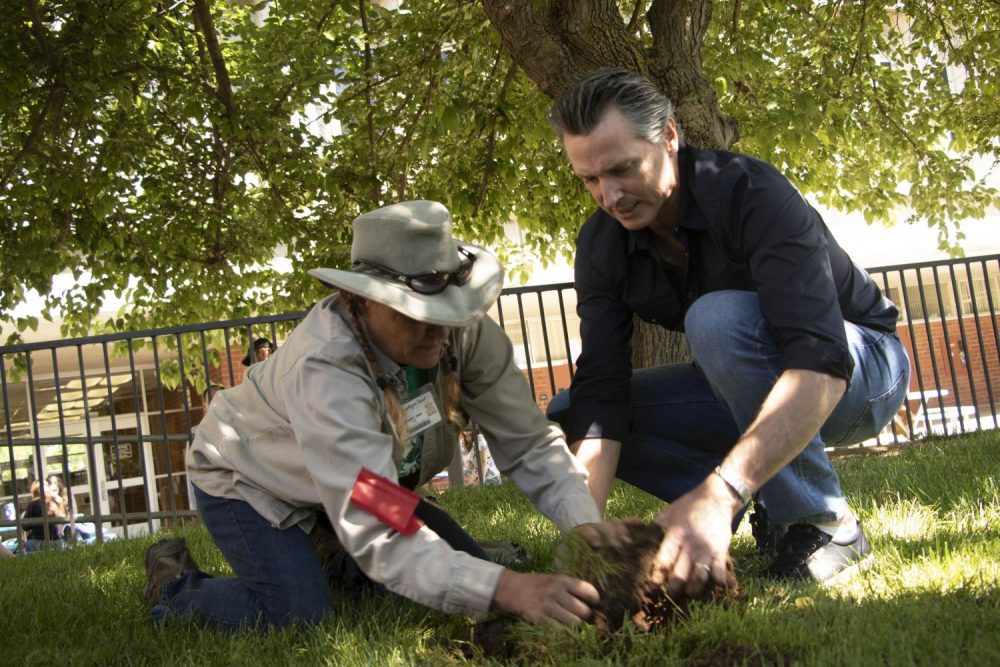 California Governor Gavin Newsom assists American River College groundskeeper Brenda Baker with fixing a sprinkler outside of the Ranch House during International Workers’ Day on May 1, 2019. (Photo by Ashley Hayes-Stone)