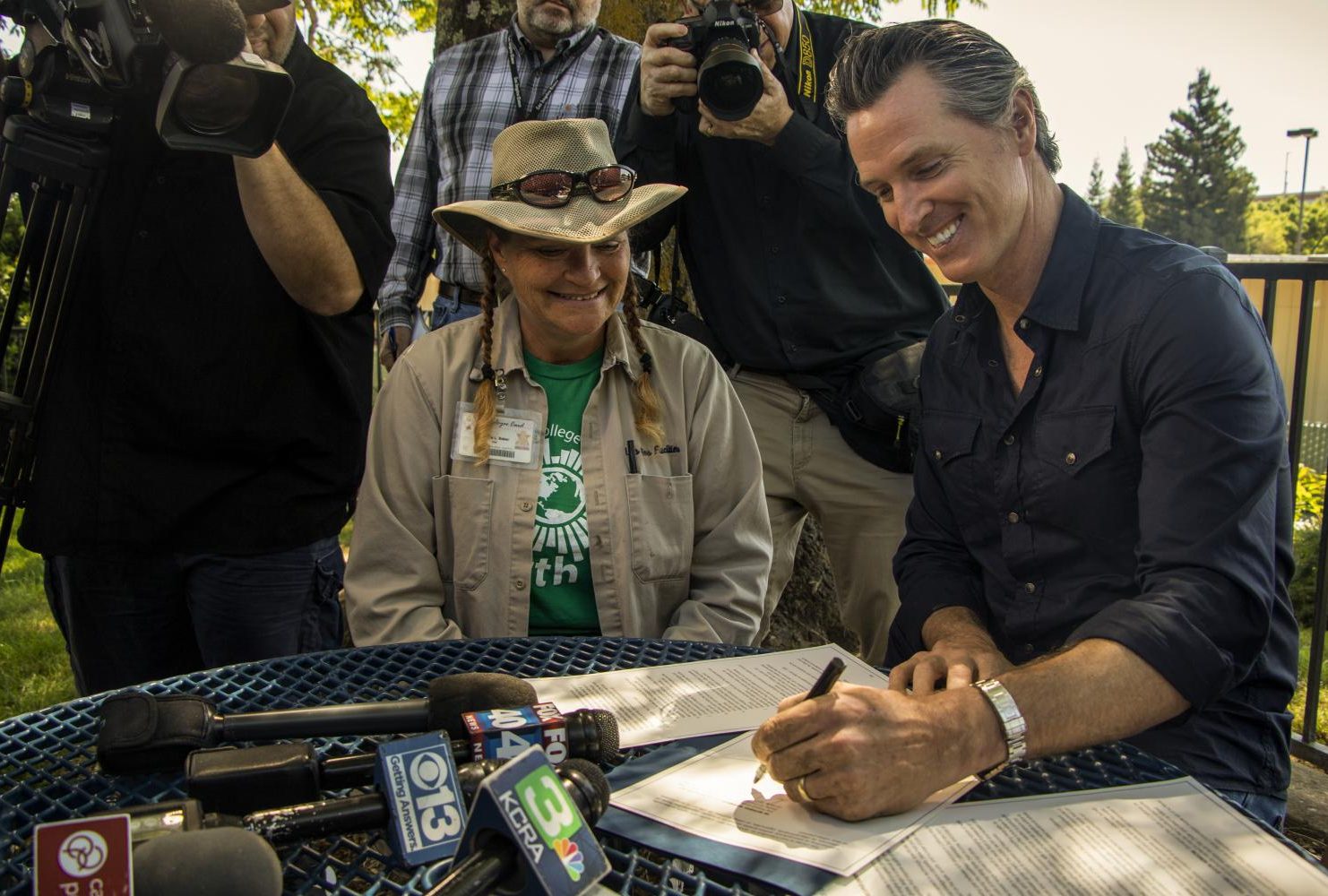 Governor Gavin Newsom signs a executive order about the advancements of automation in the work force during International Workers’ Day at American River College on May 1, 2019. (Photo by Ashley Hayes-Stone)