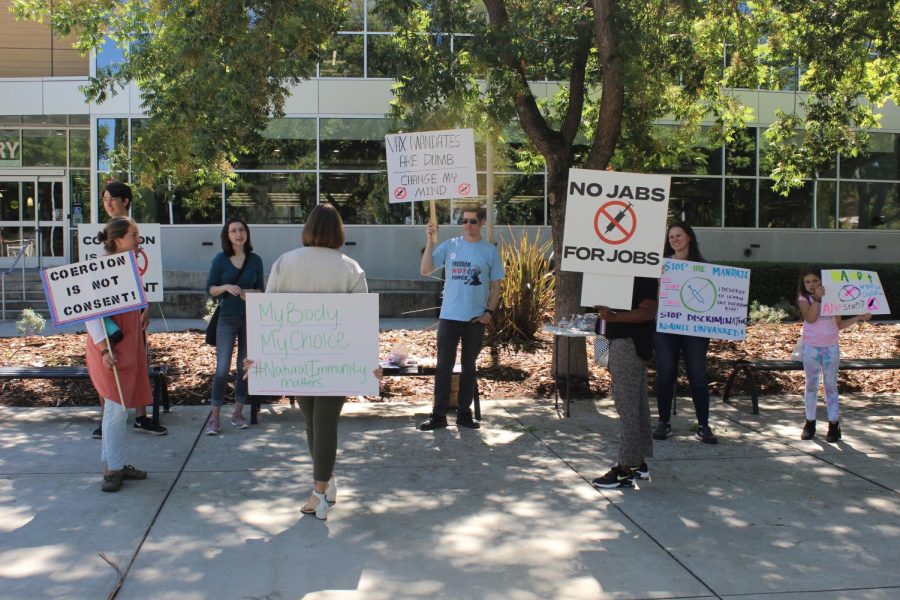 At+the+library+on+the+main+campus+of+American+River+College%2C+protestors+stood+together+to+voice+their+objection+to+the+COVID-19+vaccine+mandate.+%28Photo+by+Jonathon+Plazola%29