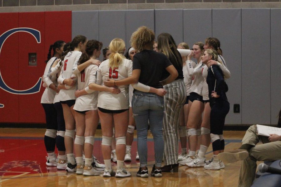 American River College womens volleyball huddle during a timeout against San Joaquin Delta on Nov. 15 at home. (Photo by Jonathan Plazola)